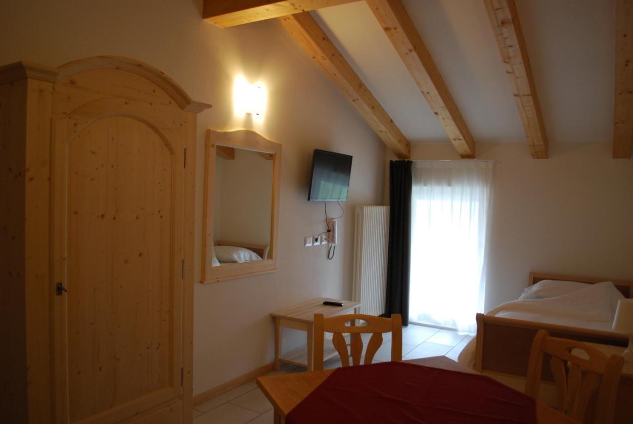 Hotel Elbele Garni Folgaria Quarto foto